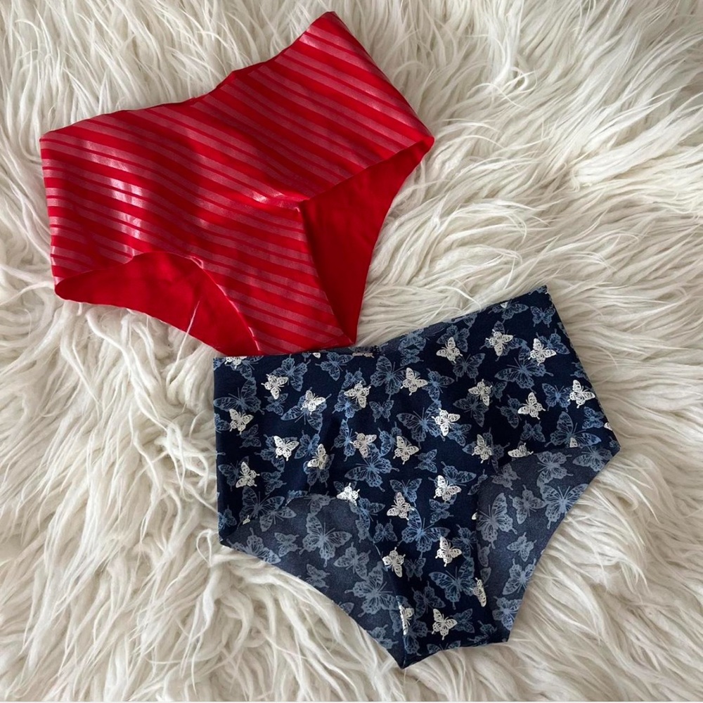 Victoria secret No-Show(?) Cheeky Cheeky Panty set of two size xs
Nwt